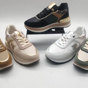 Zapatilla con plataforma y decoración