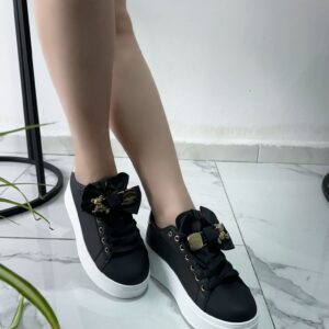 Zapatilla Negra con lazo y oso