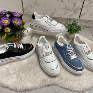 zapatilla con adorno dorado y plateado