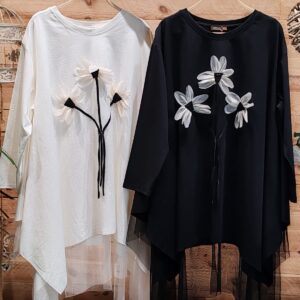 camiseta larga con flores estampadas