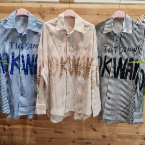 camisa ralla con letras en brillo
