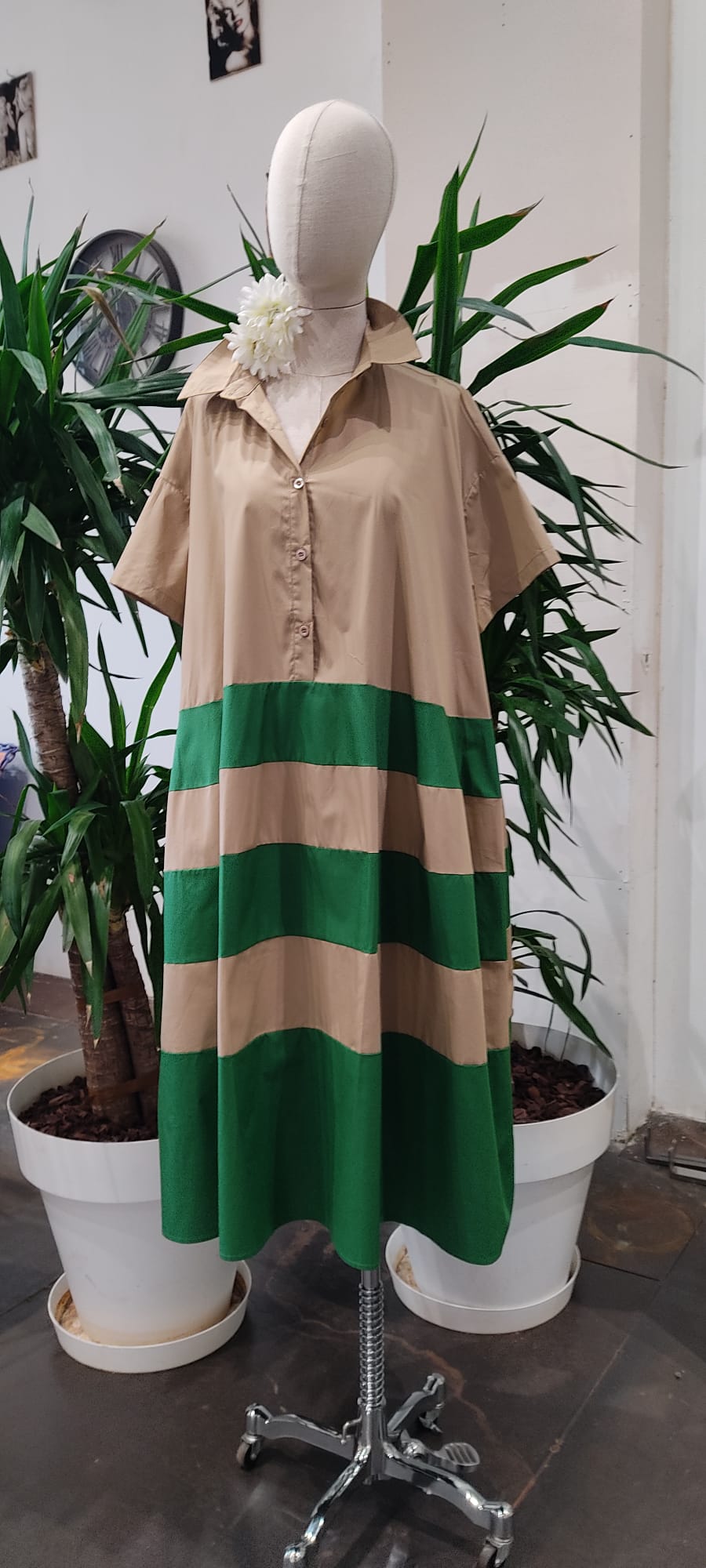 "Vibrante Elegancia: El Vestido Color Vibes de PatricQueen" - Imagen 2