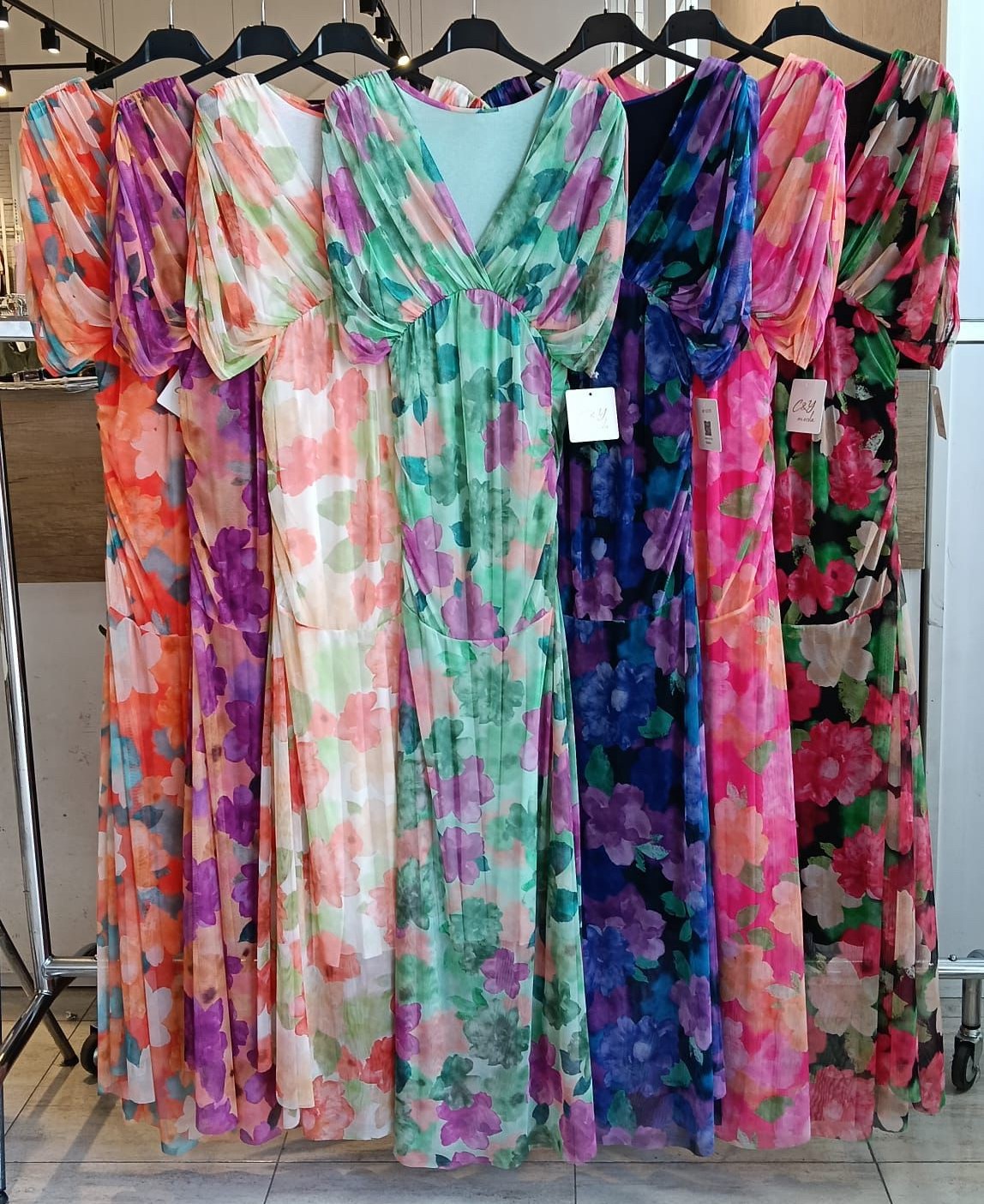 "Vibrante Elegancia: El Vestido Color Vibes de PatricQueen" - Imagen 7