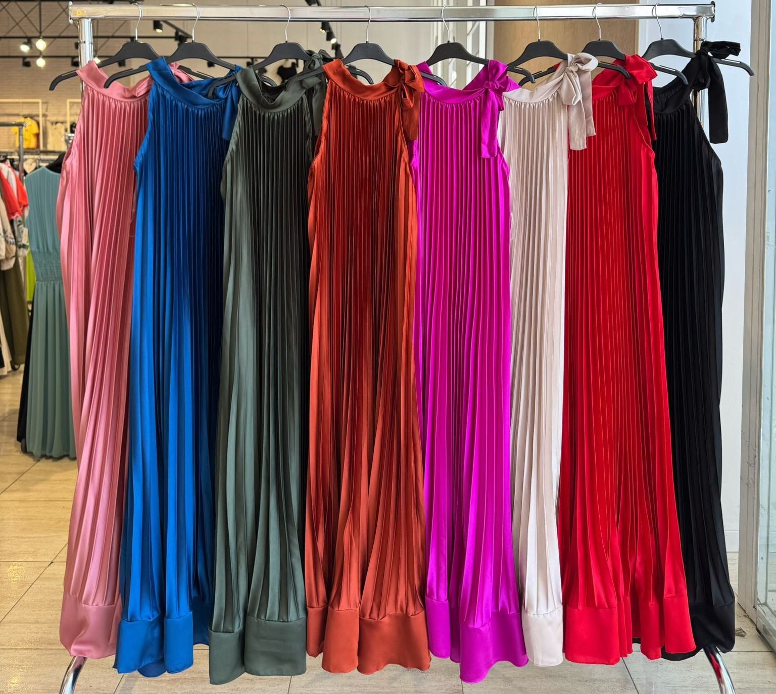"Vibrante Elegancia: El Vestido Color Vibes de PatricQueen" - Imagen 8