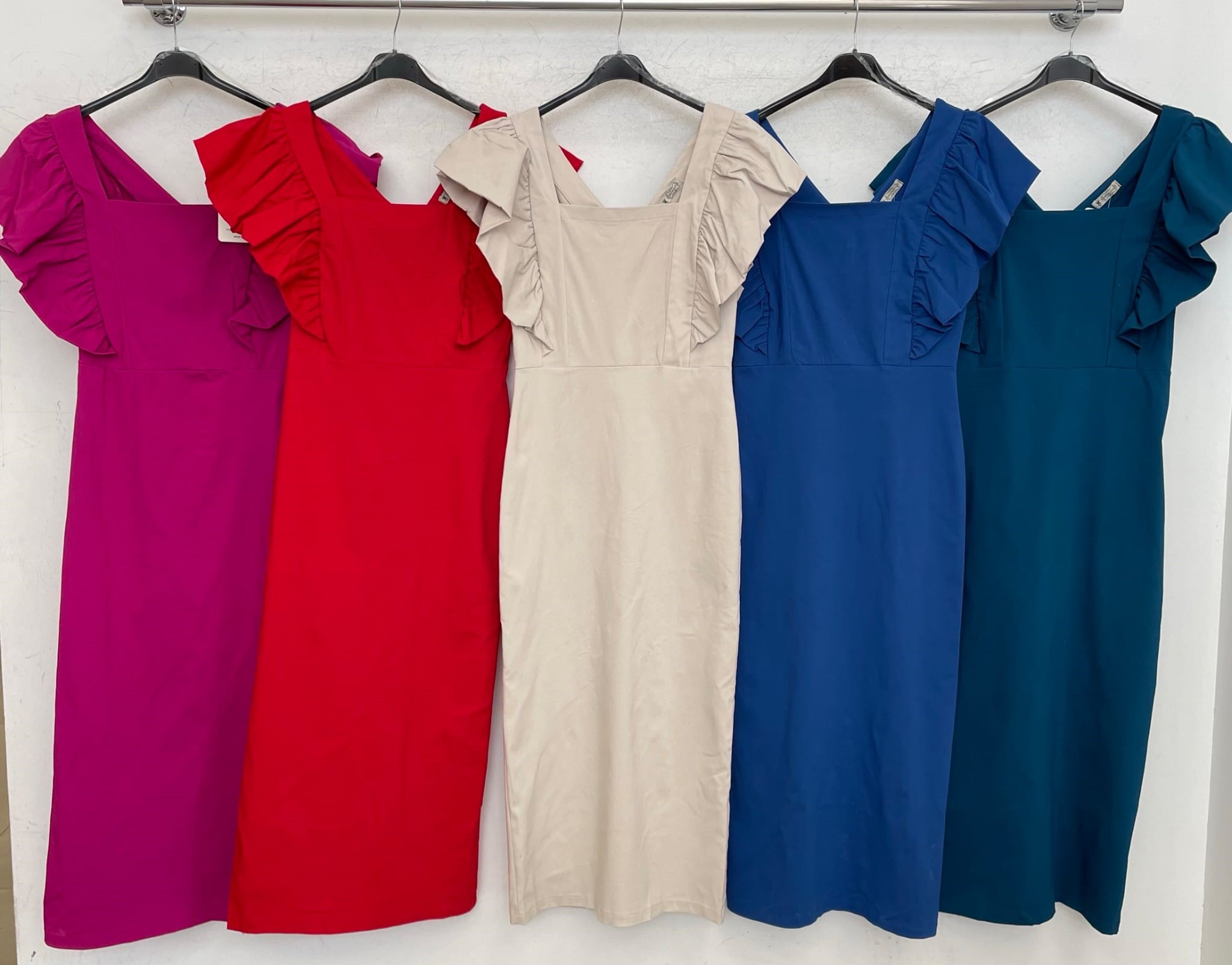 "Vibrante Elegancia: El Vestido Color Vibes de PatricQueen" - Imagen 2