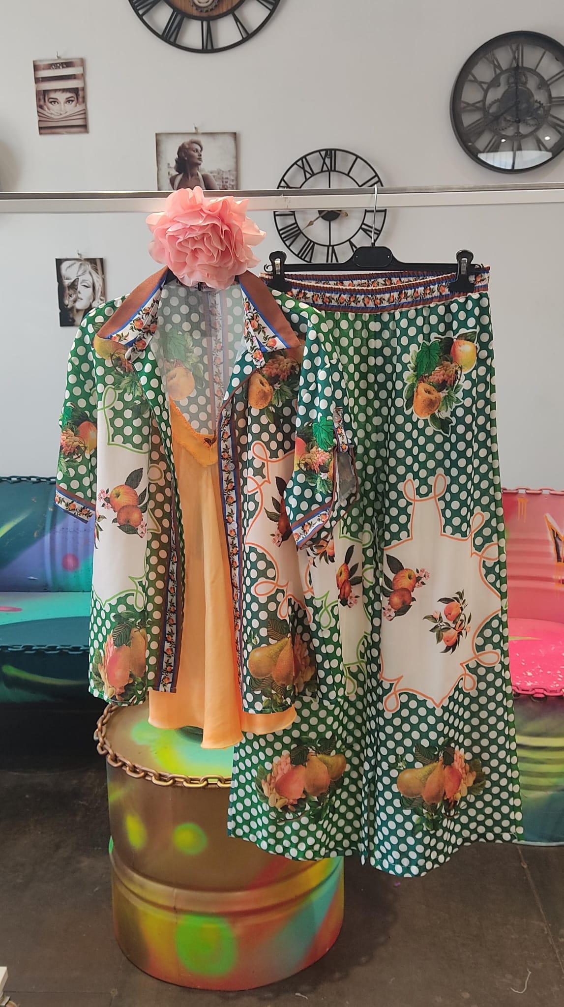 👘 KIMONOS Y CONJUNTOS ESTAMPADOS👚 CONJUNTOS FLUIDOS CON DETALLE DORADO Conjunto dos piezas encaje beige – Vestido elegante para eventos S/M/L