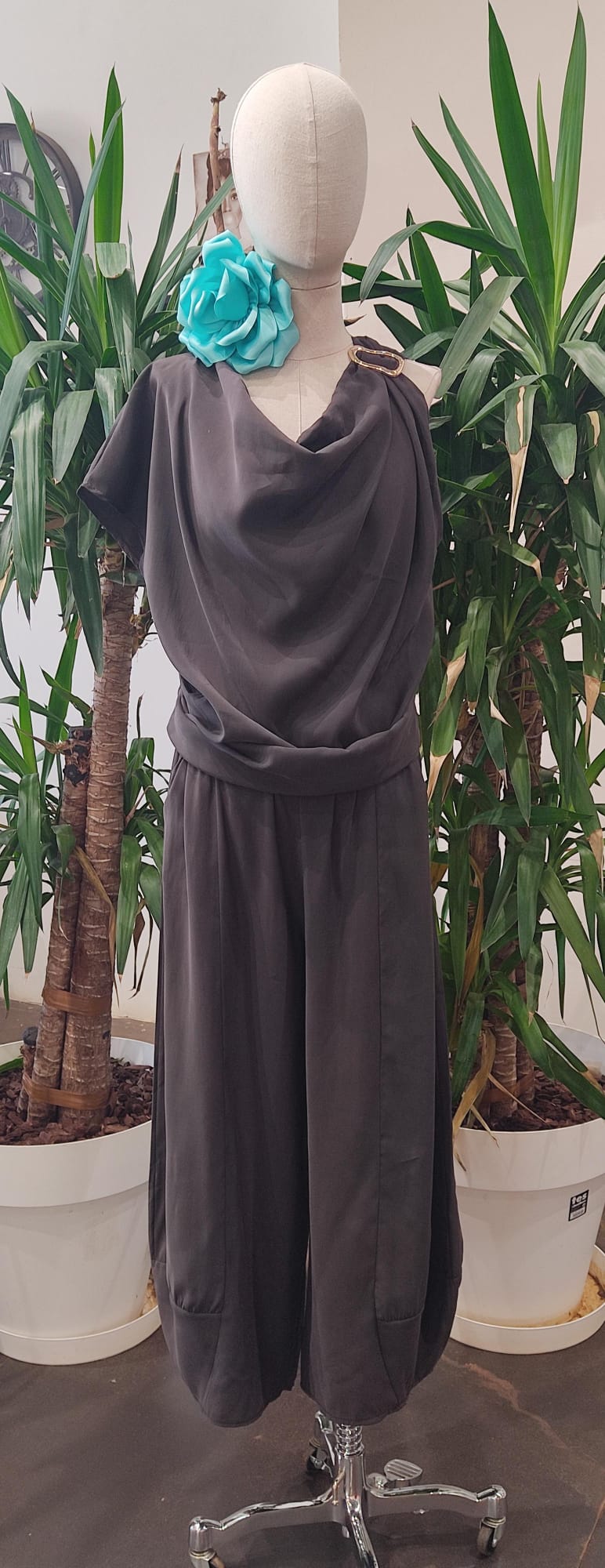 👘 KIMONOS Y CONJUNTOS ESTAMPADOS👚 CONJUNTOS FLUIDOS CON DETALLE DORADO Conjunto dos piezas encaje beige – Vestido elegante para eventos S/M/L - Imagen 2