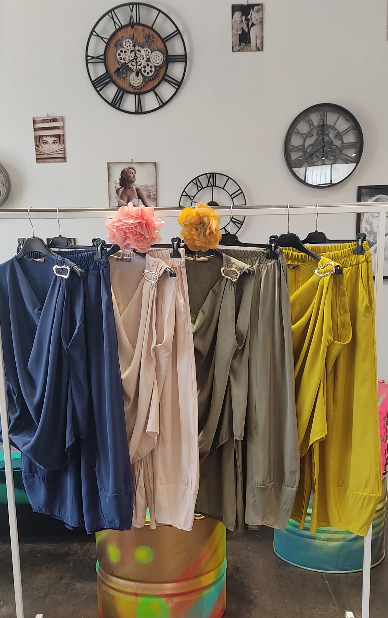 👘 KIMONOS Y CONJUNTOS ESTAMPADOS👚 CONJUNTOS FLUIDOS CON DETALLE DORADO Conjunto dos piezas encaje beige – Vestido elegante para eventos S/M/L - Imagen 4