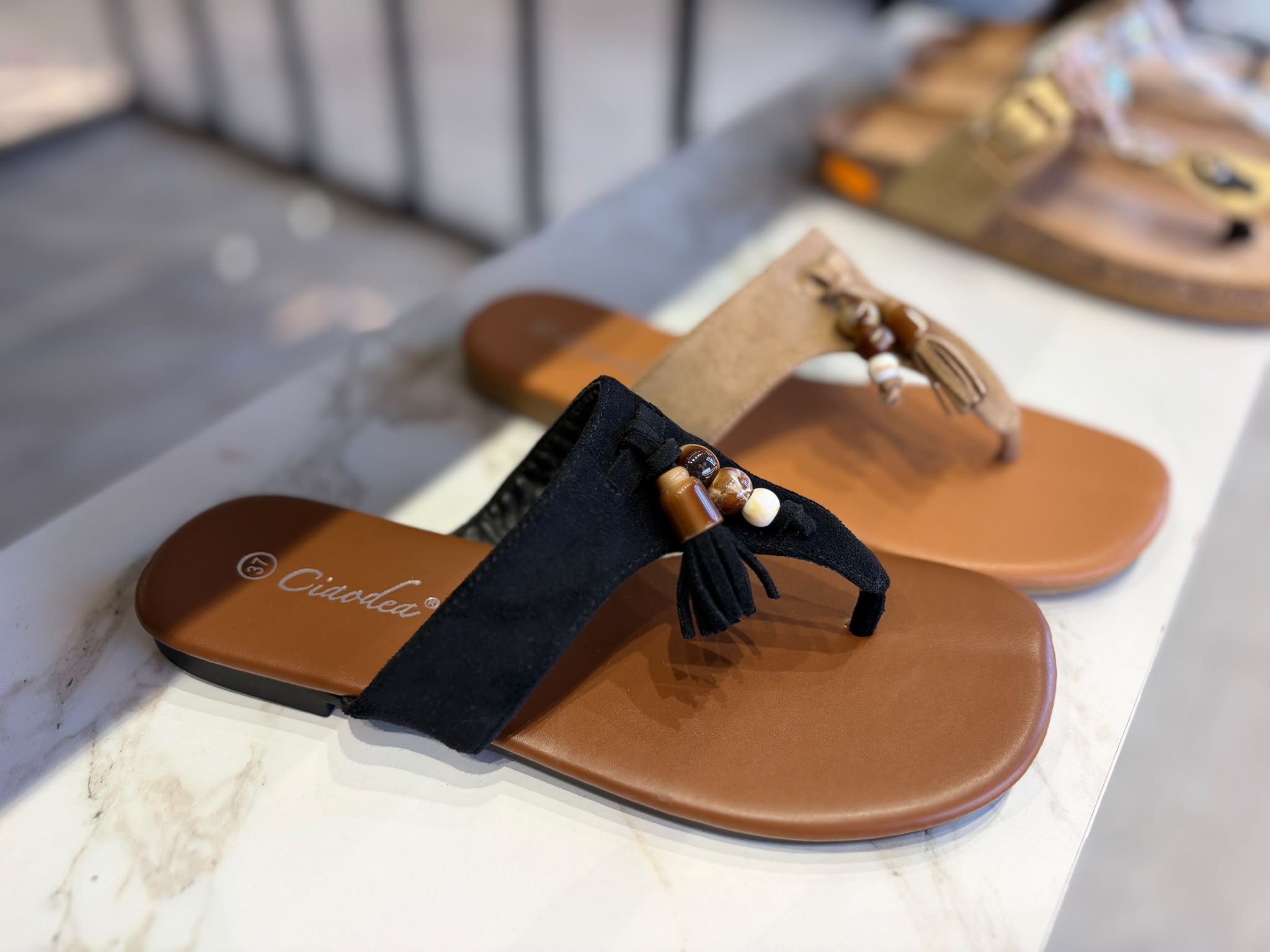 Sandalia Plana de Dedo estilo Boho con Borlas y Cuentas | PatricQueen
