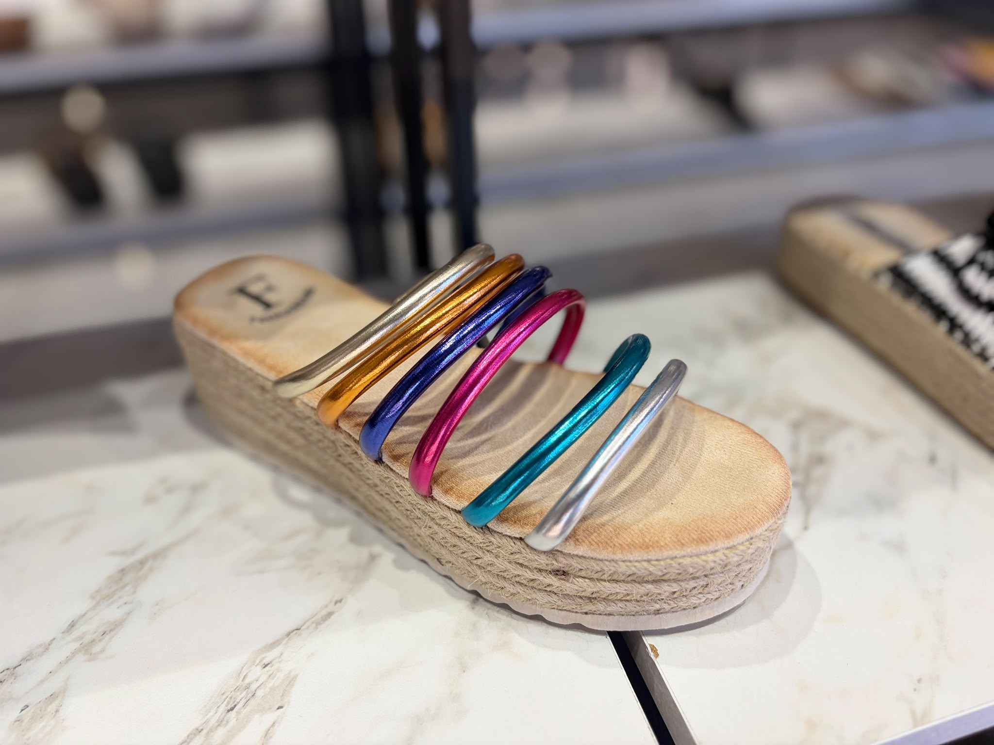 Sandalia Plataforma de Rafia con Tiras Metalizadas Multicolor | PatricQueen