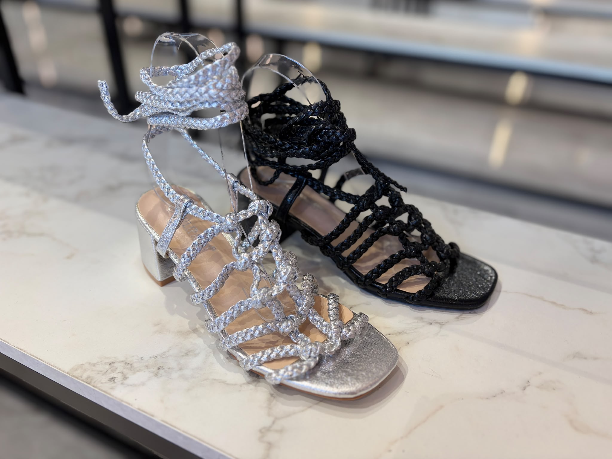 Sandalia de Vestir con Pedrería Joya Multicolor y Tacón Bajo | PatricQueen