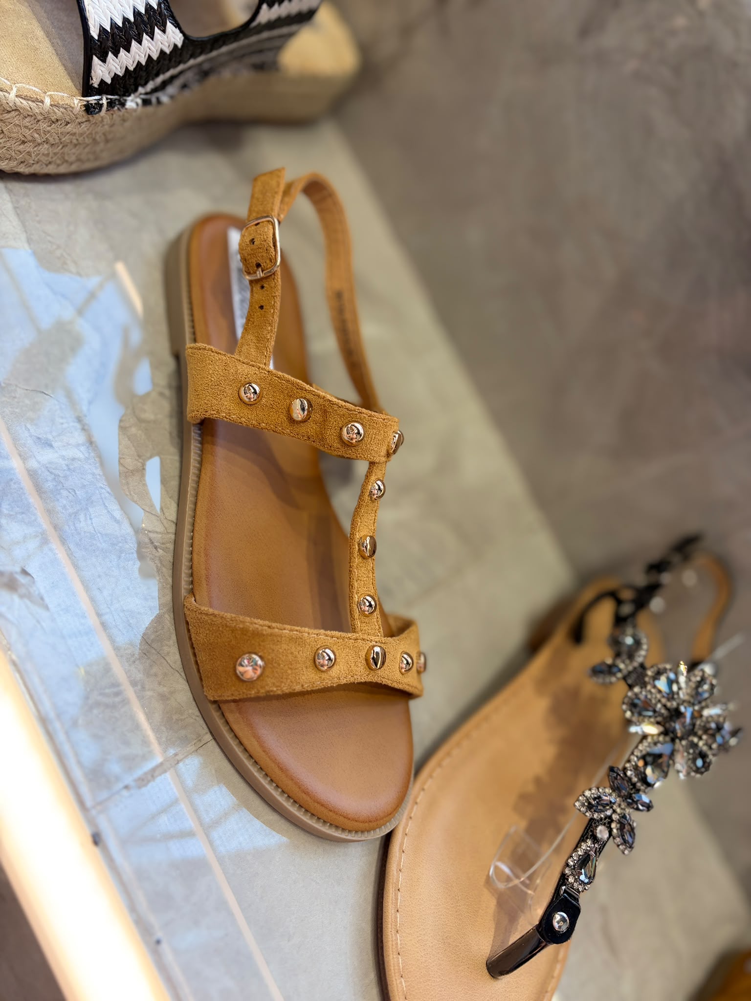 Sandalia Plana de Dedo estilo Boho con Borlas y Cuentas | PatricQueen - Imagen 16