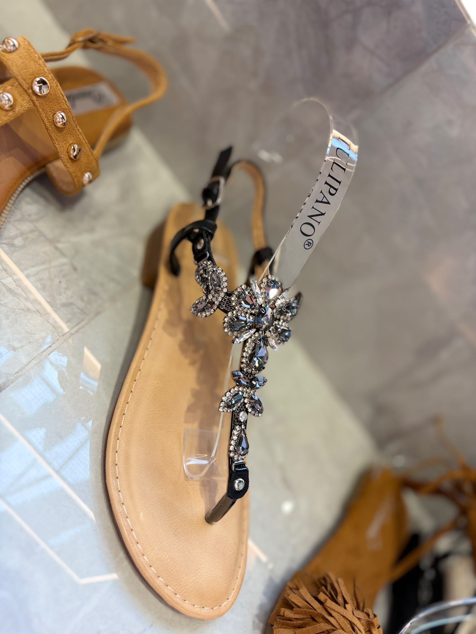 Sandalia Plana de Dedo estilo Boho con Borlas y Cuentas | PatricQueen - Imagen 15